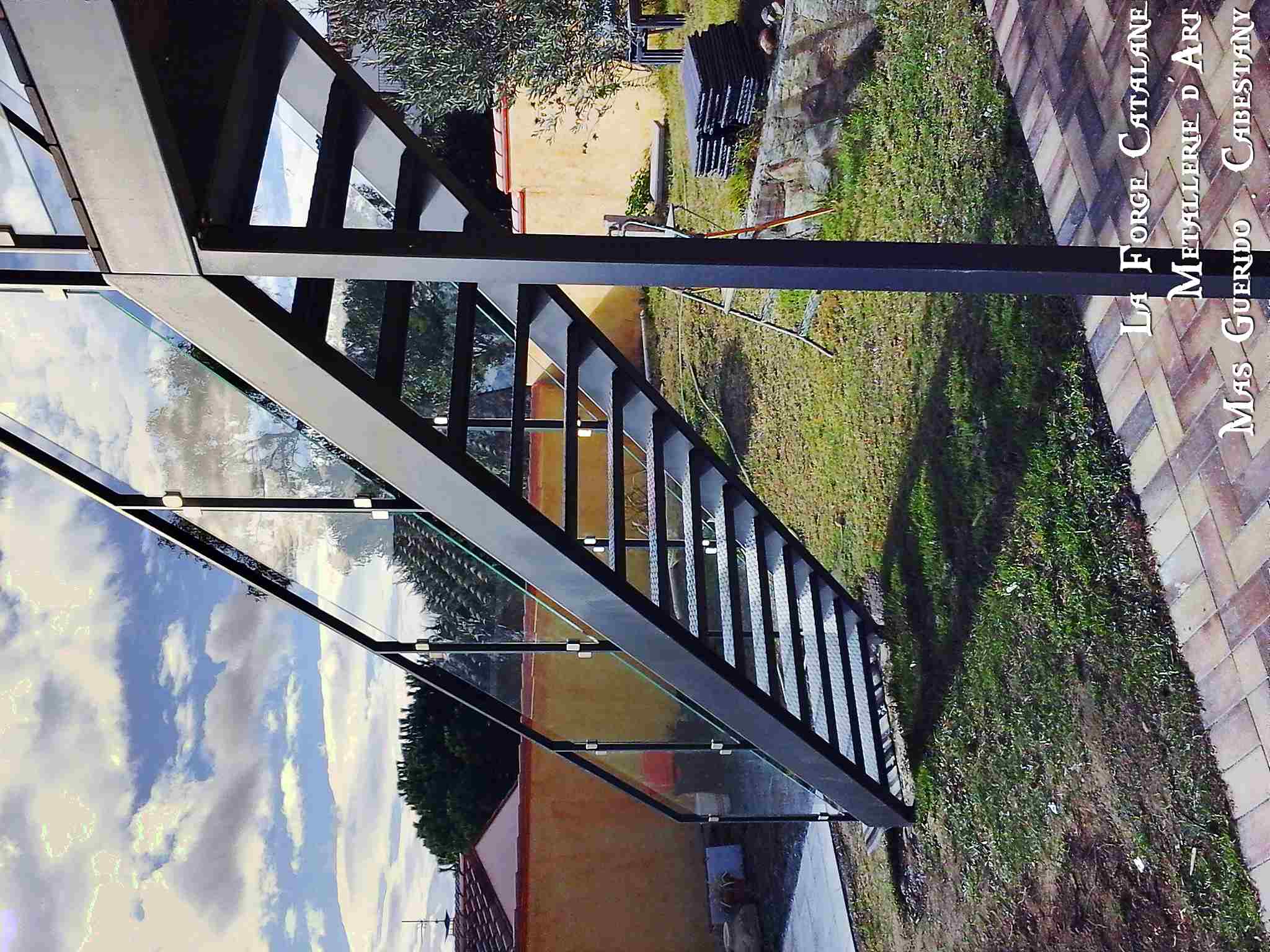 escalier et passerelle exterieure remplissage bois ipe forge catalane 2.jpg